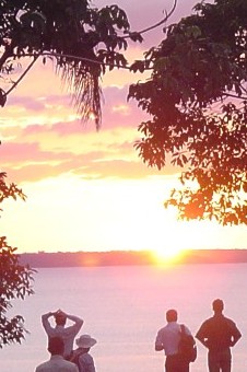 Sunset over the River Negro · Pôr-do-sol sobre o Rio Negro